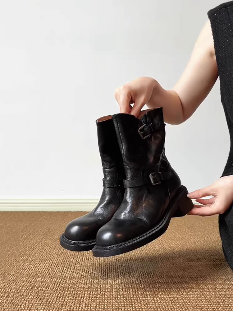 Giày bốt nữ kiểu Anh, chất liệu da bò, kiểu dáng thon gọn, khóa cài, màu đen, da đã qua xử lý, mũi tròn, gót thấp, kiểu biker, bốt ngắn