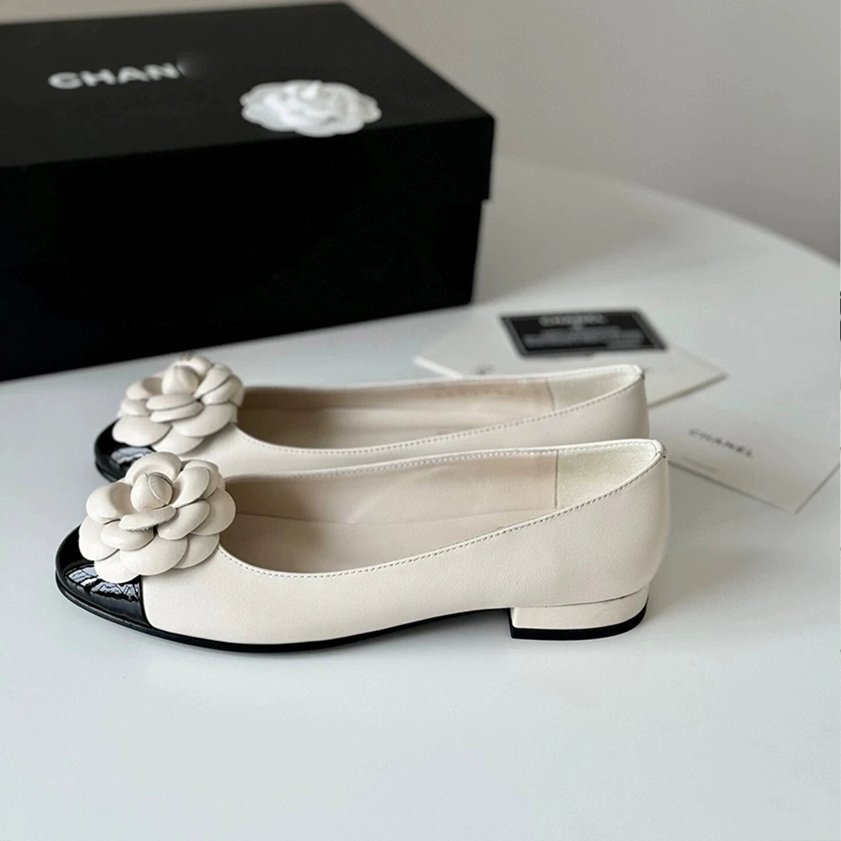 Phiên bản da cừu ~ Giày nữ thanh lịch kiểu Chanel với phối màu hoa trà, phong cách Pháp, thích hợp với váy, giày dạ hội đế bằng miệng nông.