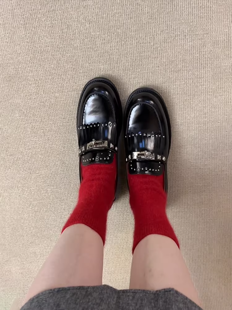 Phiên bản da cừu ~ Giày lười kiểu Anh mới dành cho nữ với khóa kim loại, đinh tán, tua rua, giày da đế thấp kiểu slip-on