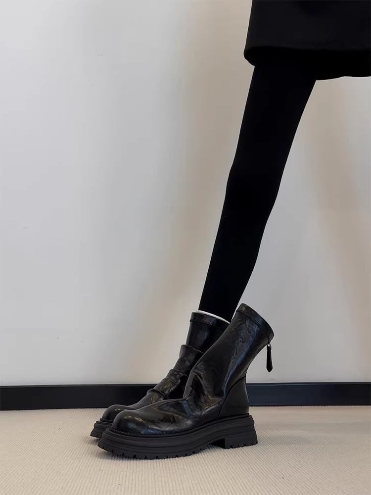 Phiên bản da bò~ Giày bốt đế xuồng xếp ly cổ điển dành cho nữ, phong cách độc đáo thời thượng, khóa kéo phía sau, bốt ôm dáng cho người nhỏ nhắn, bốt đế dày ngắn.