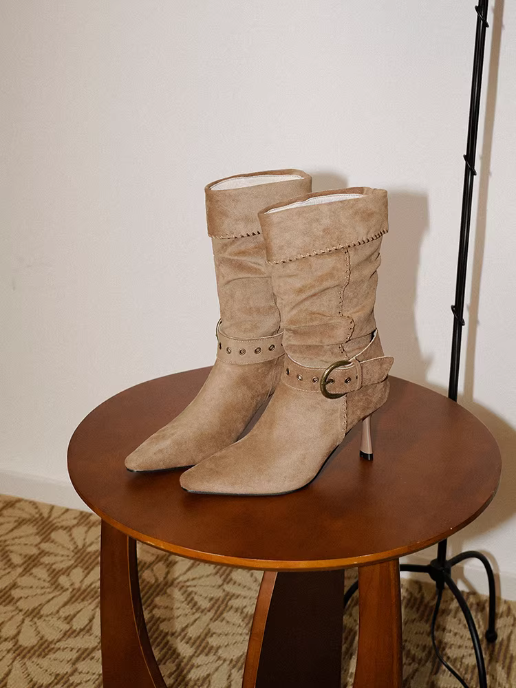 Pear Xiaoqi~ Giày bốt cao gót kiểu phương Tây mới thời trang dành cho nữ, mũi nhọn bằng da lộn cổ điển, khóa thắt lưng thanh lịch, bốt đến giữa bắp chân giúp thon gọn