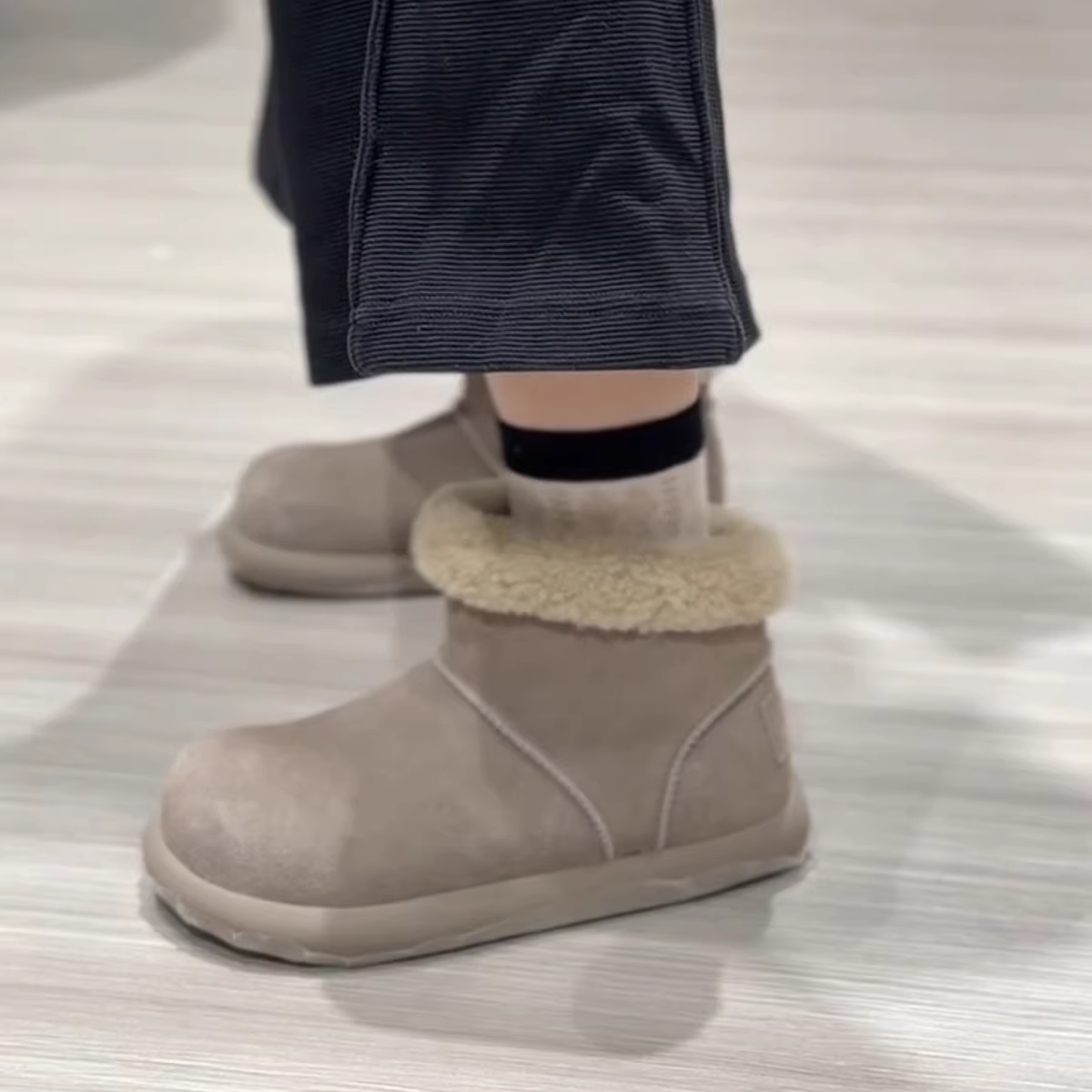 Phiên bản da bò ~ Giày bốt Birkenstock bằng da thật lót lông cừu dành cho nữ, giày bốt đi tuyết ấm áp bằng da lộn cổ điển, giày cotton đế dày kiểu Row.