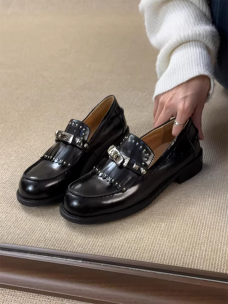 Phiên bản da cừu ~ Giày lười kiểu Anh mới dành cho nữ với khóa kim loại, đinh tán, tua rua, giày da đế thấp kiểu slip-on