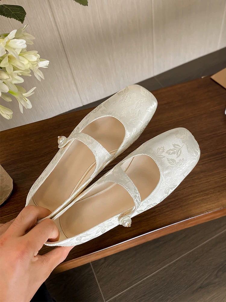 Phiên bản da cừu ~ Giày kiểu Trung Quốc mới dành cho nữ, phù hợp với váy và sườn xám, giày Mary Jane quai đơn bằng vải satin jacquard
