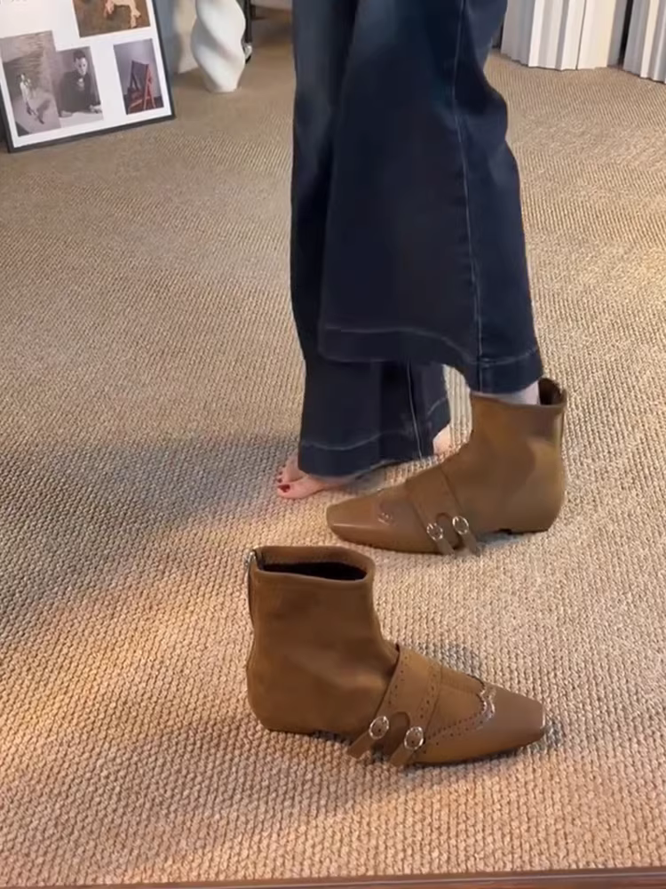 Phiên bản da bò ~ Giày bốt ngắn mũi vuông chạm khắc kiểu Brogue dành cho nữ, da thật có khóa thắt lưng và khóa kéo phía sau, kiểu dáng ôm sát.