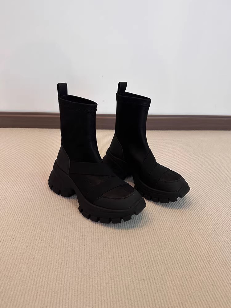 Phiên bản da bò ~ Giày bốt Martin đế xuồng có quai ngang bằng da lộn lấy cảm hứng từ thiết kế dành cho phụ nữ nhỏ nhắn, giày bốt thon gọn đơn giản kiểu cổ điển