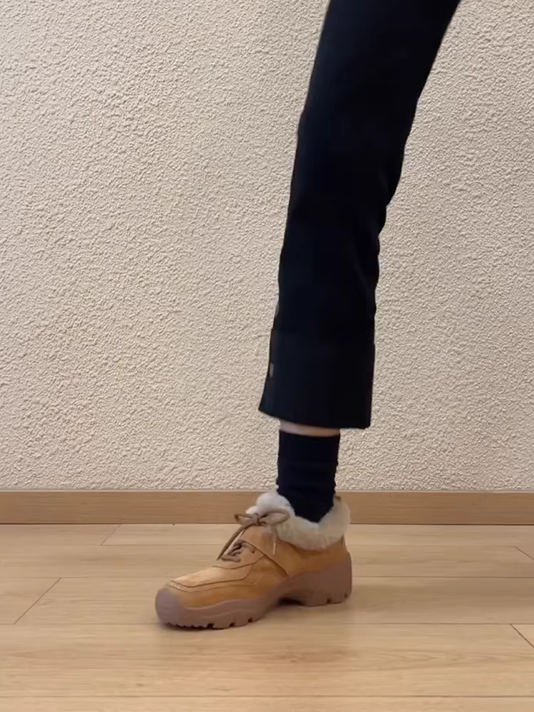 Phiên bản da cừu ~ Giày thể thao đế dày bằng da mờ dành cho nữ, phong cách Pháp, quai dán Velcro nhẹ nhàng, kiểu dáng khoét sâu, giày đơn lót lông cừu