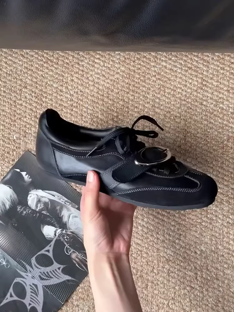 Phiên bản da cừu ~ Giày tập luyện đa năng phong cách punk màu đen dành cho nữ với dây buộc khóa tròn bằng kim loại, giày đế bằng kiểu dáng giản dị cắt sâu