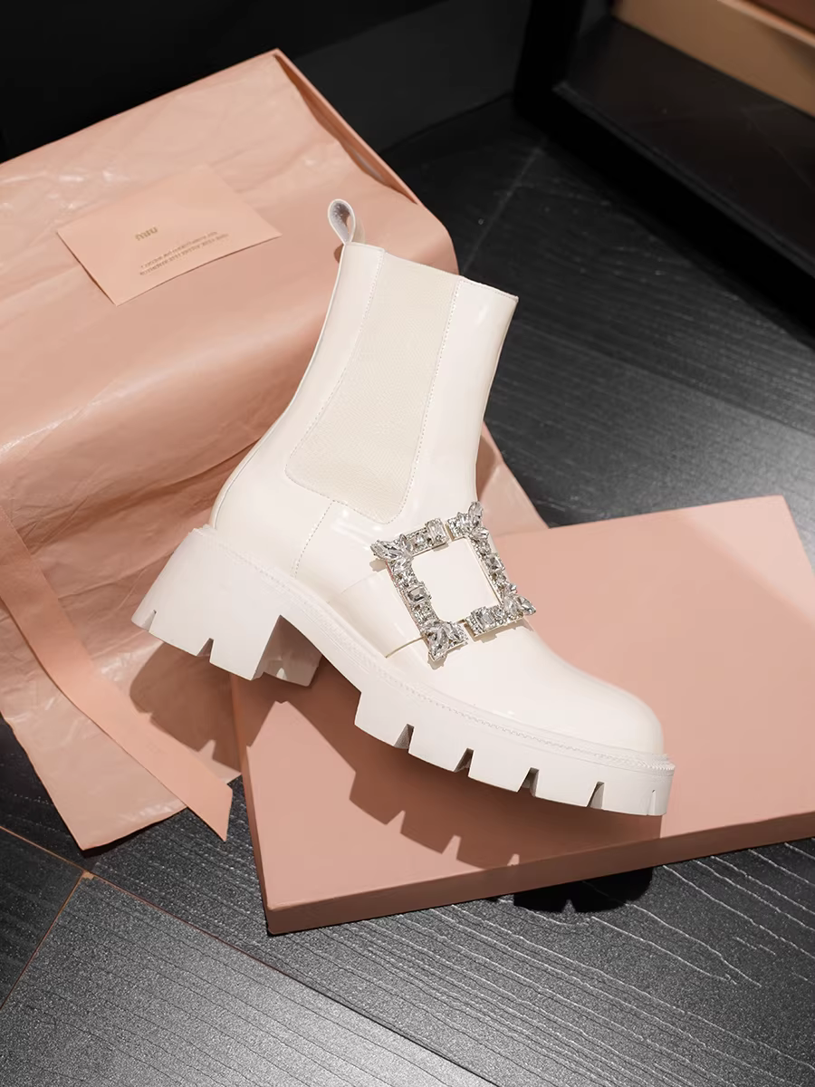 Giày Martin 2025 kiểu mới tăng chiều cao ẩn, màu trắng sữa, giày bốt ngắn mùa xuân thu dành cho nữ, gót dày, đế dày, giày Chelsea da bóng đính đá.