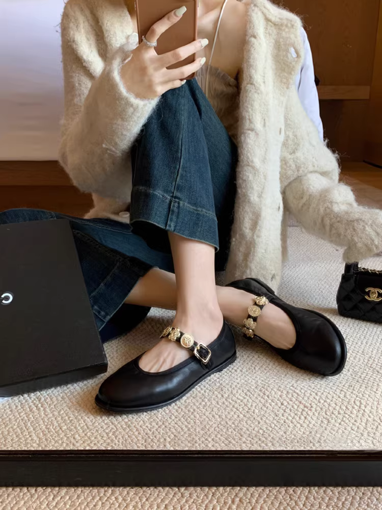 Phiên bản da cừu ~ Giày Mary Jane đế bằng phong cách cổ điển kiểu Pháp có dây đeo đơn nông có huy hiệu dành cho nữ