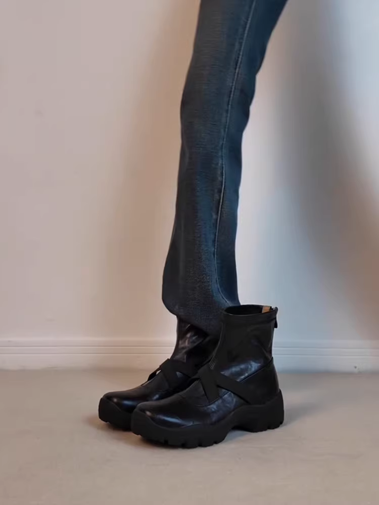 Phiên bản da bò ~ Giày bốt Martin thể thao đế dày dành cho nữ nhỏ nhắn, da thật, quai chéo đơn giản, khóa kéo phía sau, bốt ngắn co giãn