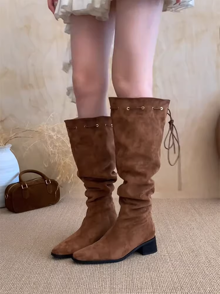 Phiên bản da bò ~ Giày bốt hiệp sĩ cao quá đầu gối dành cho nữ, giày bốt xếp ly bằng da lộn màu nâu cổ điển, giày bốt cao gót dày dặn giúp thon gọn chân dành cho nữ
