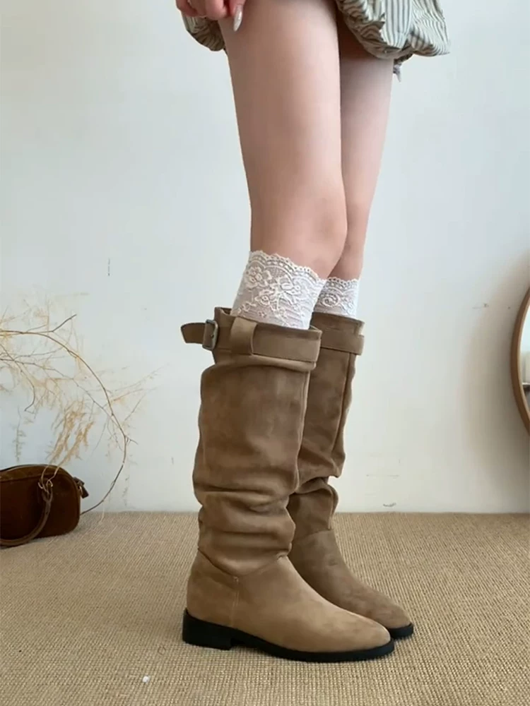 Phiên bản da bò ~ giày cao cổ da lộn phong cách cổ điển, giày cao cổ xếp ly có khóa thắt lưng đa năng mùa thu đông kiểu Pháp, giày cao cổ xếp ly có khóa thắt lưng đa năng