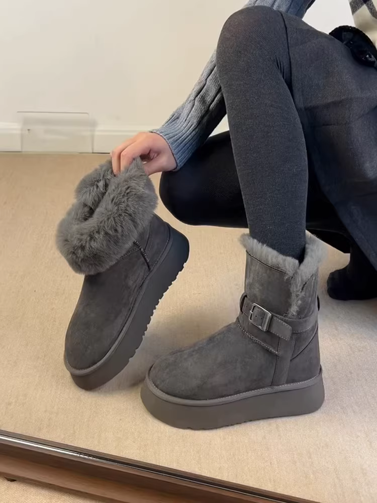 Phiên bản da bò ~ Giày bốt đi tuyết màu xám đế dày tăng chiều cao dành cho nữ, kiểu dáng mùa đông mới với lớp lót lông mềm, khóa thắt lưng dày, giày cotton thoải mái.