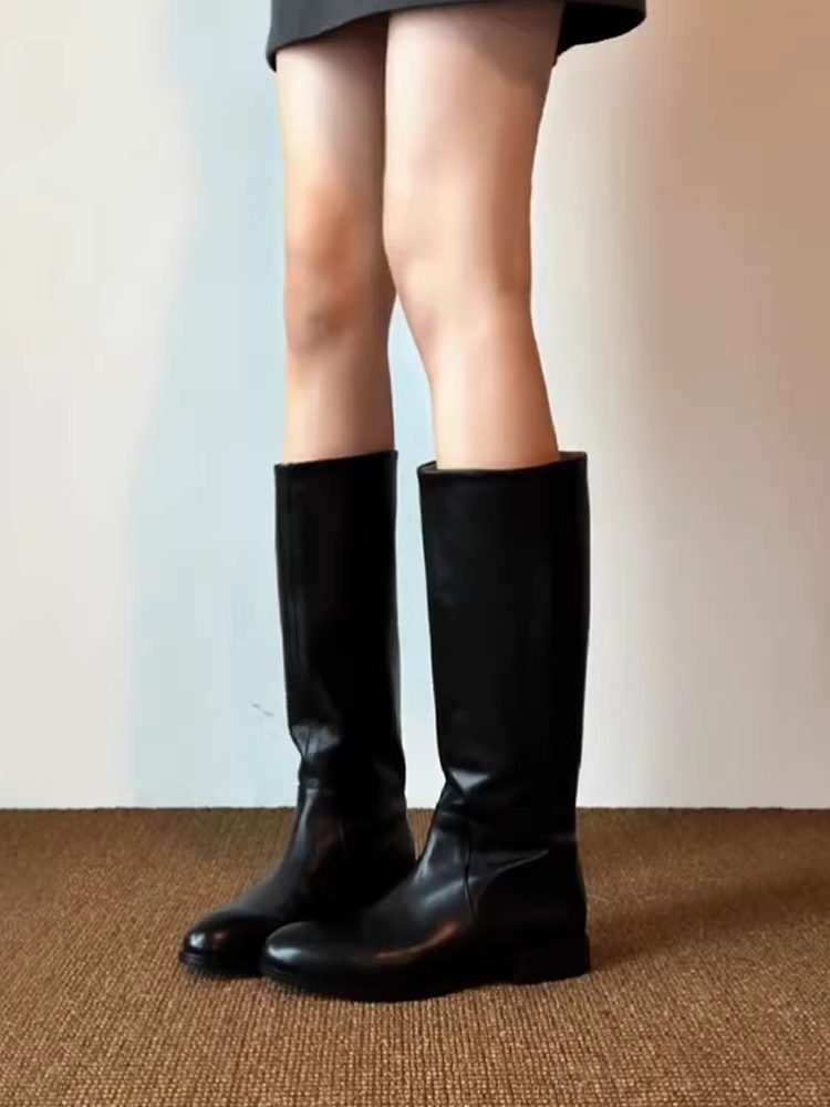 Phiên bản da bò ~ Giày bốt đế thấp mũi nhọn cổ điển dành cho nữ, da thật, chu vi bắp chân lớn, thon gọn, giày đi xe dài đa năng