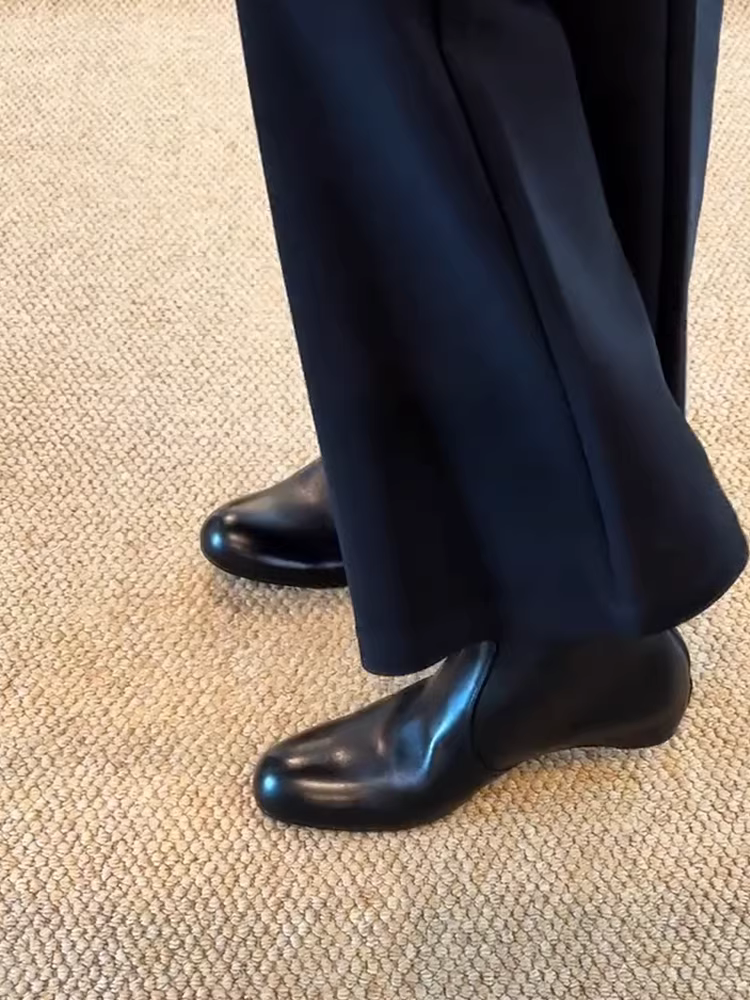 Phiên bản da bò~ Giày bốt da thật màu đen kiểu Pháp tăng chiều cao đơn giản và thời trang dành cho nữ với khóa kéo phía sau và mũi tròn.