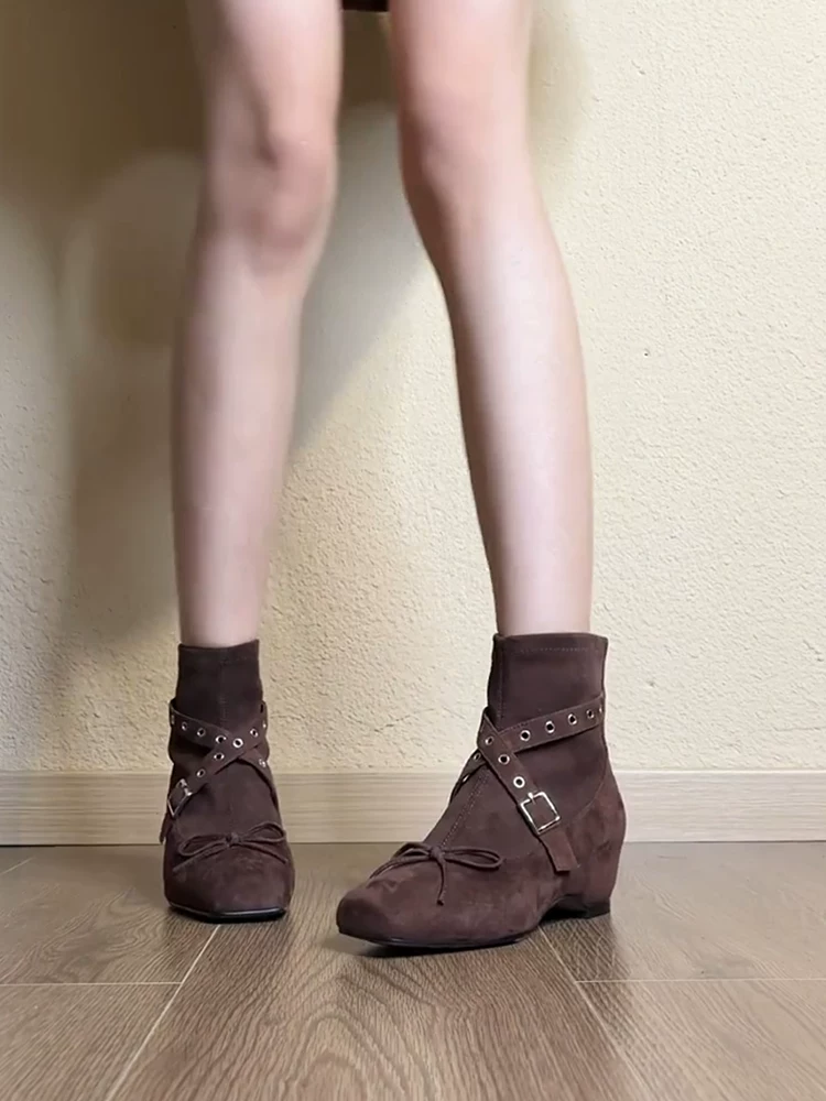 Phiên bản da bò ~ Giày bốt mỏng kiểu ballet có dây đeo chéo theo phong cách retro dành cho nữ với độ tăng chiều cao ẩn, mũi vuông, nơ, giày bốt ngắn có khóa kéo phía sau