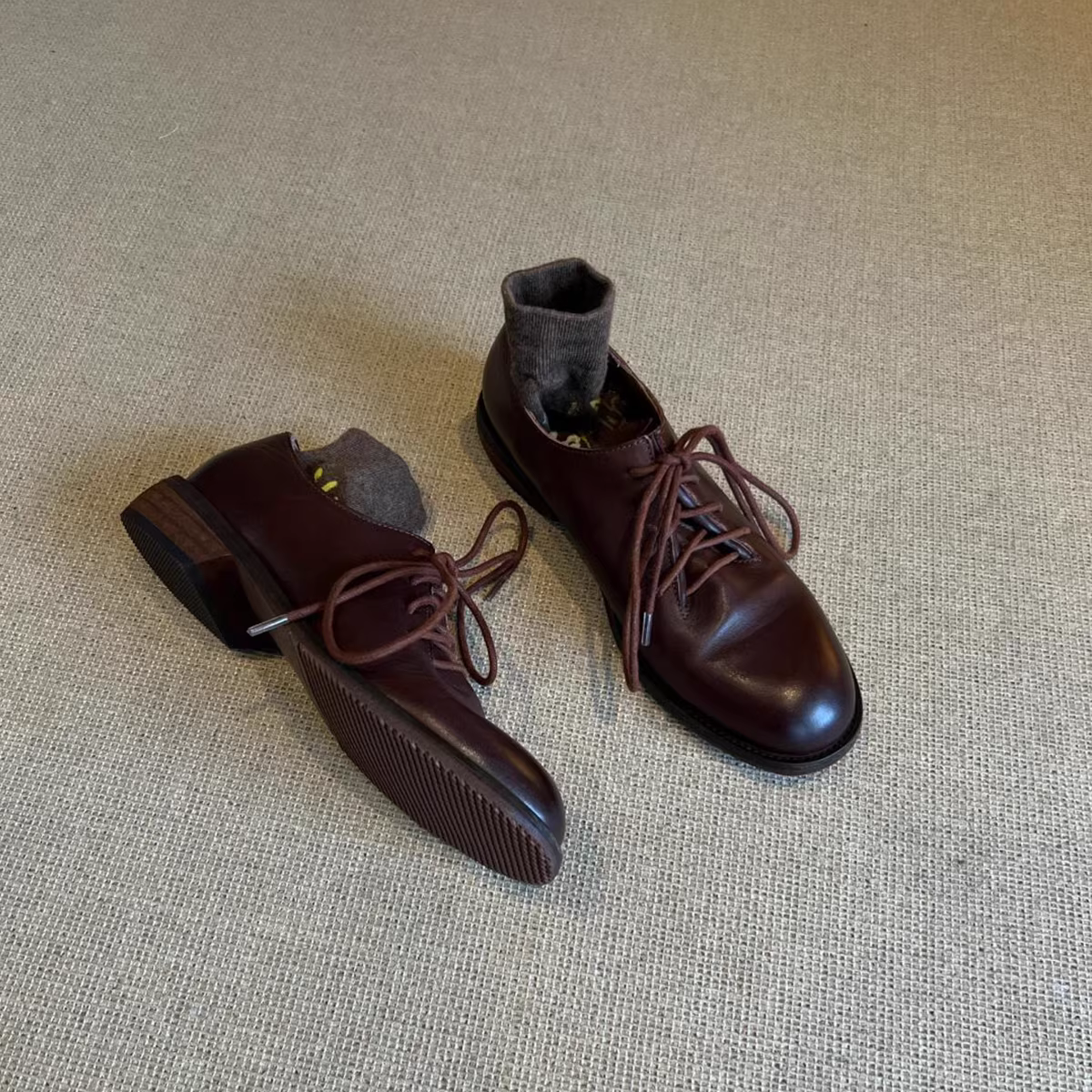 Phiên bản da cừu ~ Giày da nhỏ buộc dây màu nâu cổ điển dành cho nữ, mũi tròn, gót thấp được đánh bóng, giày đi làm thoải mái, giày lười da thật