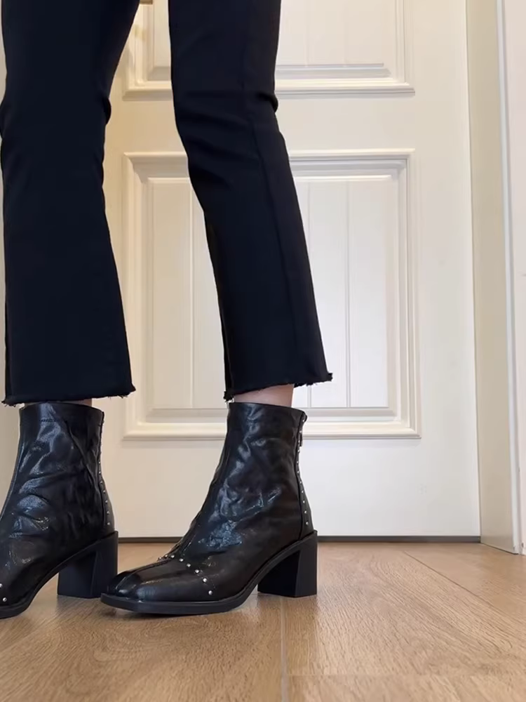 Giày bốt nữ da thật kiểu Anh, gót vuông cao, đế dày, kiểu dáng retro, chất liệu da đã qua xử lý, có đinh tán, xếp ly.