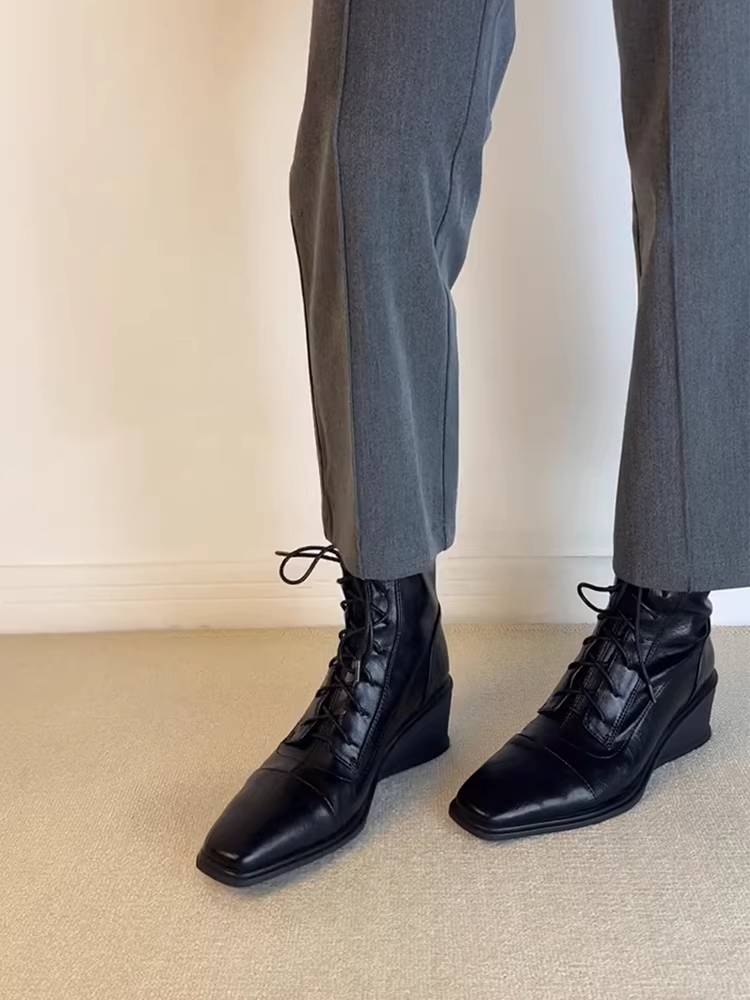 Phiên bản da bò ~ Giày bốt mỏng tăng chiều cao gót nêm Giày bốt Martin kiểu Anh Giày bốt cổ ngắn buộc dây kiểu cổ điển đế dày mũi vuông dành cho nữ