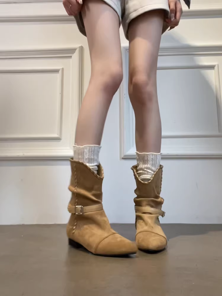 Phiên bản da bò ~ Giày bốt nữ kiểu dáng mùa thu đông mới, kiểu Hàn Quốc, khóa thắt lưng chữ V, đế bằng, chất liệu da lộn xếp ly, kiểu dáng chồng lớp