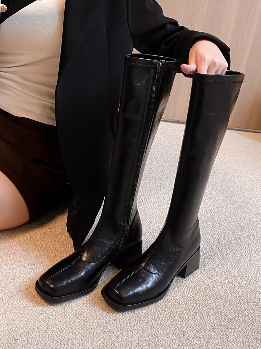Pear Xiaoqi~ Giày bốt da thật có gót vừa cổ điển dành cho nữ, bốt cưỡi ngựa mũi vuông màu đen, bốt dài đơn giản và thời trang.
