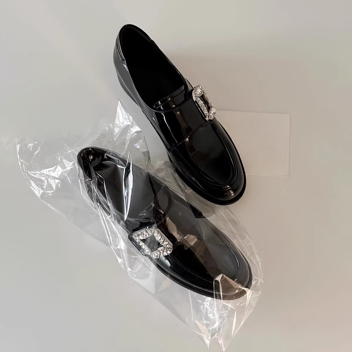 Phiên bản da cừu ~ Giày lười đế thấp màu đen có khóa vuông đính đá cho nữ, giày đơn da sáng chế của Pháp, giày da nhỏ mũi tròn kiểu slip-on