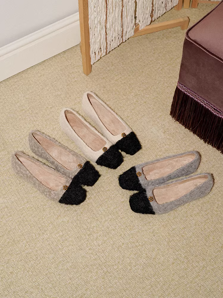 Giày nữ đế bằng kiểu Chanel, phối màu, chất liệu len, kiểu dáng Pháp, tăng chiều cao ẩn, mềm mại và điệu đà.