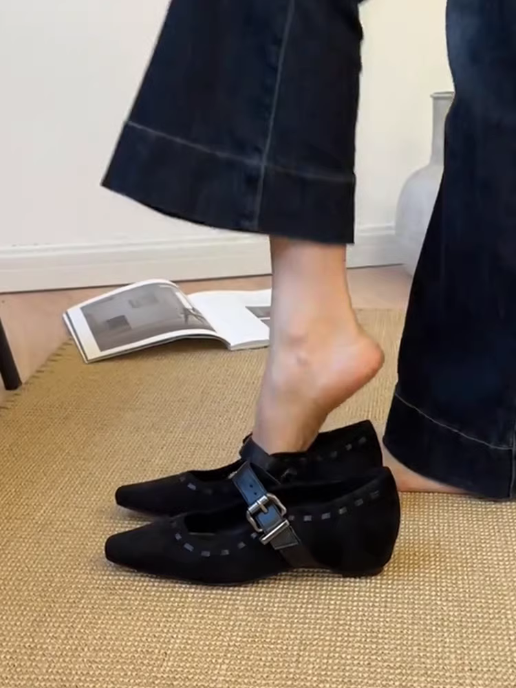 Giày Mary Jane đế xuồng kiểu mới màu đen cổ điển, chất liệu da cừu, quai đơn, mũi vuông, kiểu dáng độc đáo dành cho nữ, chất liệu da lộn.