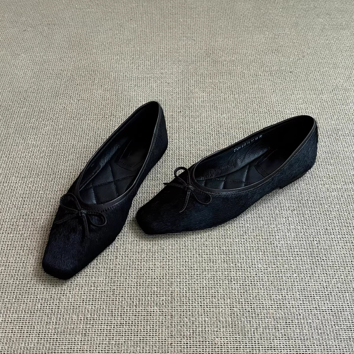 Phiên bản da bò ~ Giày lười mũi vuông nhỏ dành cho nữ, phong cách Anh, giày đế bằng lông ngựa, miệng nông, giày dạ hội thanh lịch.