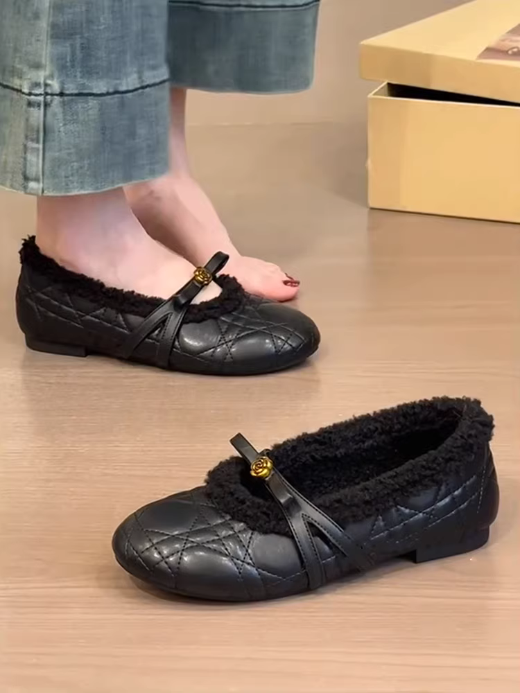 Phiên bản da cừu ~ Giày Mary Jane kiểu Chanel có hoa trà, giày đế bằng lót lông màu đen thoải mái đa năng dành cho nữ