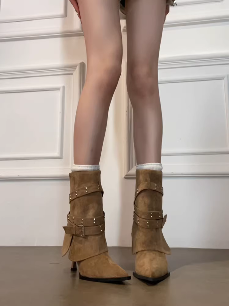 Phiên bản da bò ~ Giày bốt cổ chân nữ thời trang và hợp xu hướng với khóa thắt lưng, gót cao, mũi nhọn và đinh tán, kiểu dáng ôm chân.