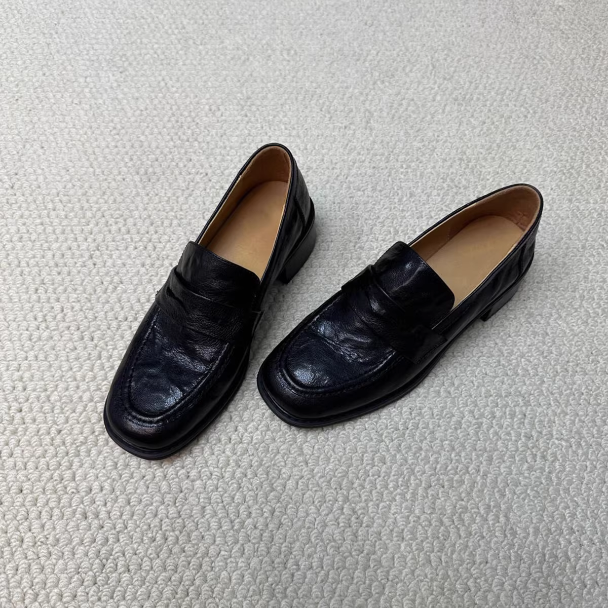 Phiên bản da cừu ~ Giày lười kiểu lười đi dành cho nữ, giày da thật màu đen cổ điển đơn giản, mũi vuông, gót dày, giày da nhỏ.