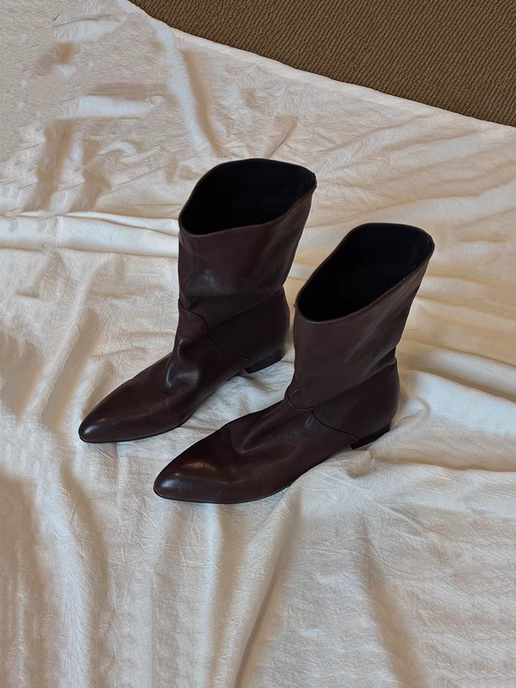 Phiên bản da bò ~ Giày bốt xếp ly cổ điển tối giản màu đen thanh lịch dành cho nữ, mũi nhọn, da đã qua xử lý, gót thấp, giày bốt đến giữa bắp chân giúp thon gọn.