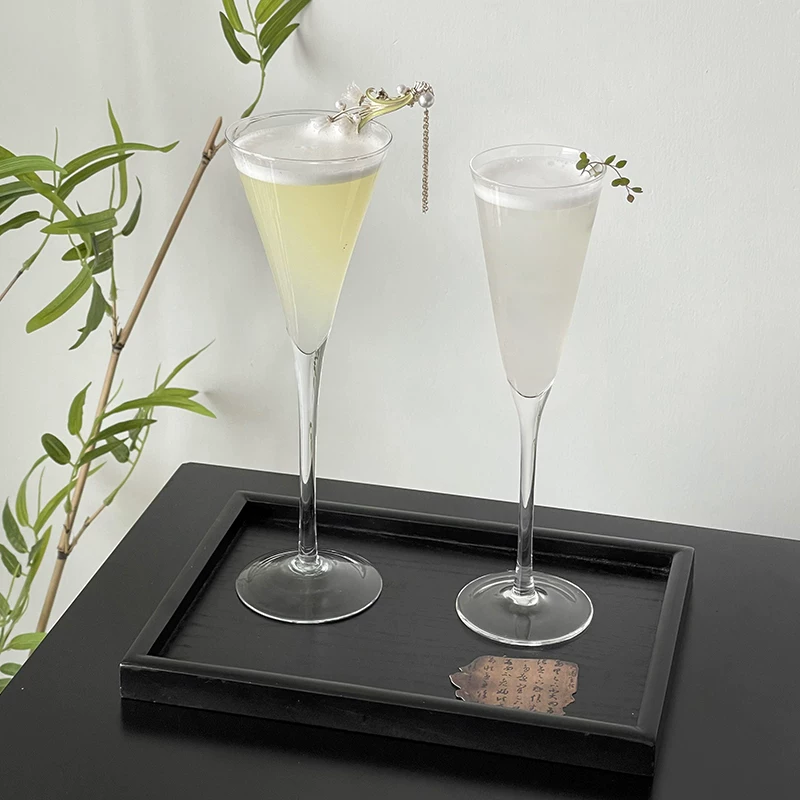 Ly trà và ly rượu mang cảm giác hơi say nhẹ, ly rượu tạo không khí ấm cúng với thiết kế độc đáo, ly sâm panh lấp lánh độc đáo, ly cocktail bằng pha lê.