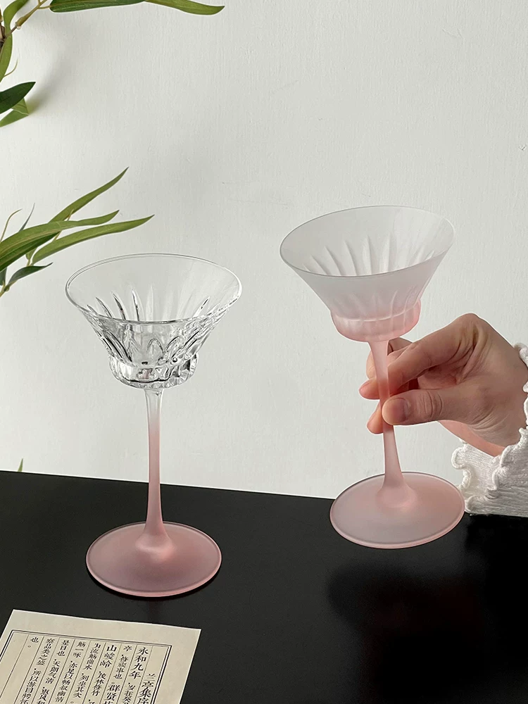 Cốc thủy tinh khắc hoa văn cổ điển, ly màu hồng mờ, cốc cocktail tạo không khí, cốc trà đặc biệt, cốc rượu hơi say nhẹ.