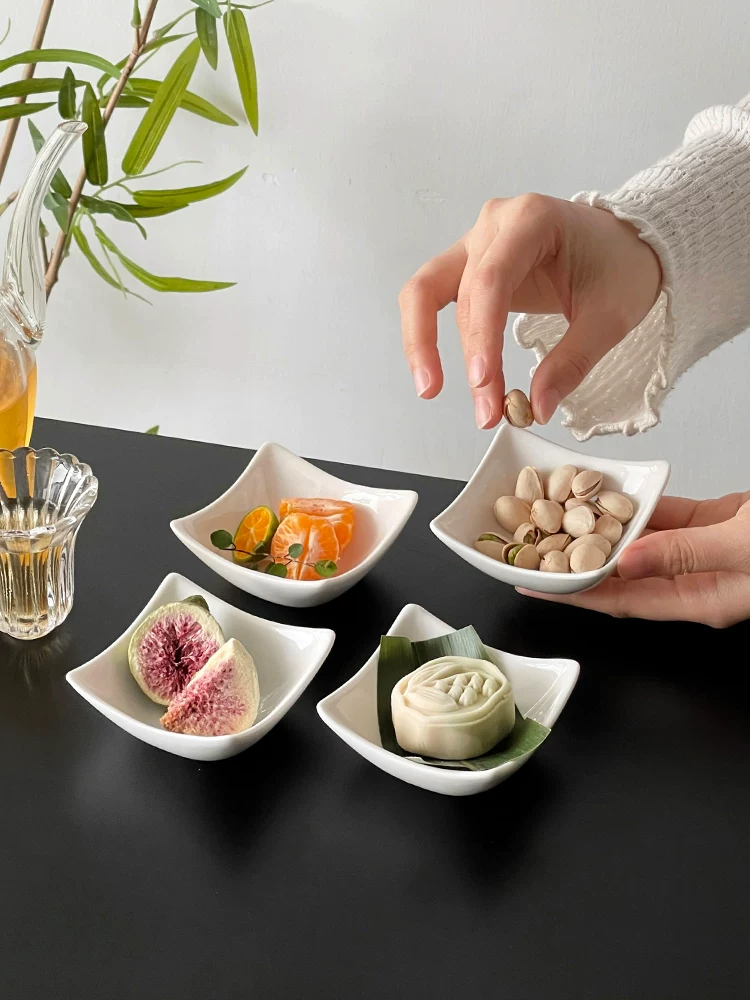 Đĩa gốm sứ sáng tạo phong cách Trung Quốc mới, đĩa nhỏ màu trắng cao cấp dùng cho trà chiều, đĩa đựng trái cây, đĩa tráng miệng tinh tế.
