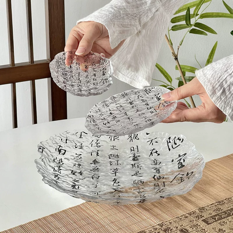Những dòng chữ thư pháp kiểu Trung Quốc mới được khắc trên các tấm kính băng trên sông băng, khay trà chiều đựng trái cây sấy khô, khay đựng món tráng miệng cao cấp.