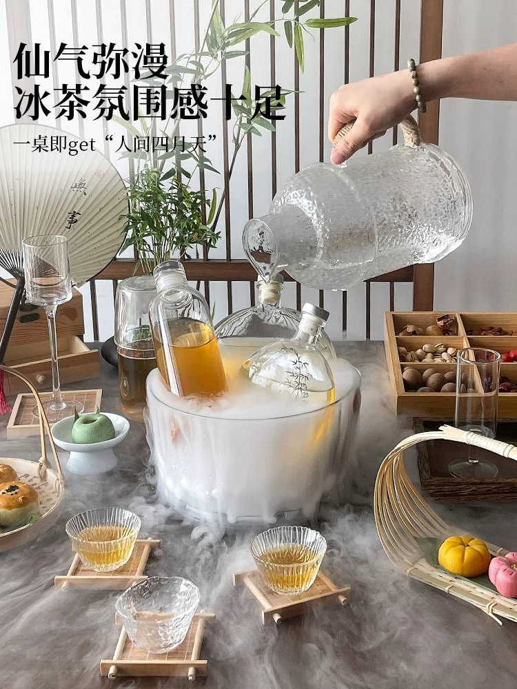 Bộ dụng cụ pha trà với ấm pha trà lạnh, bình thủy tinh, chai rượu trái cây và bộ phụ kiện trà đầy đủ.