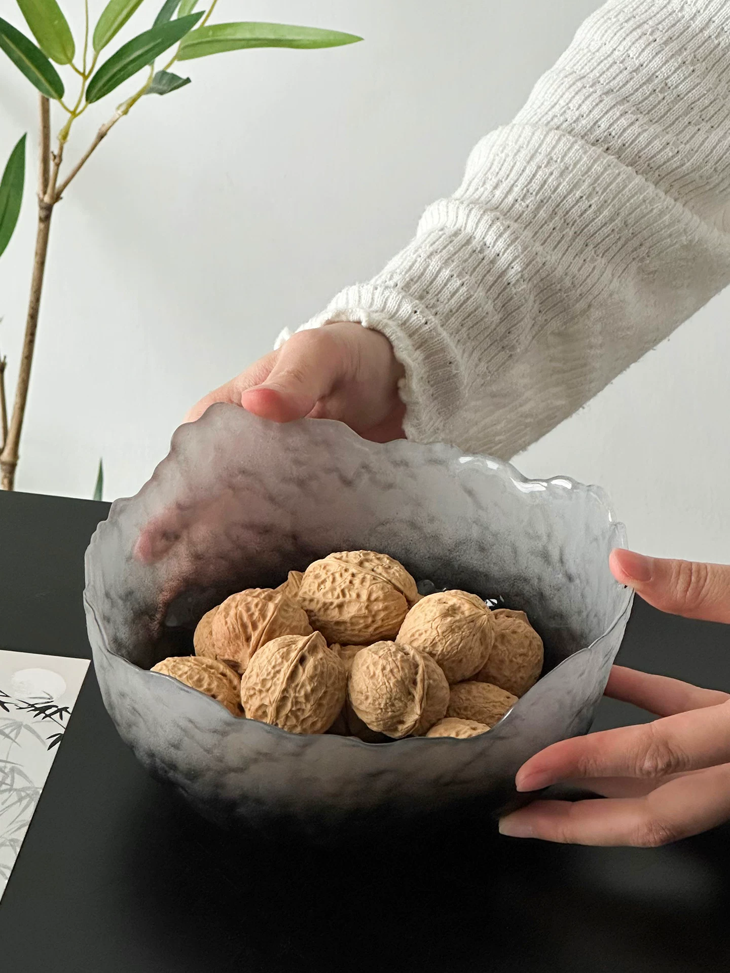 Đĩa trái cây thủy tinh đen mờ kiểu gradient, đĩa trái cây để bàn cà phê, đĩa đựng đồ ăn nhẹ, đĩa đựng hạt thẩm mỹ cao, đĩa đựng trái cây sấy khô, khay đựng trái cây.