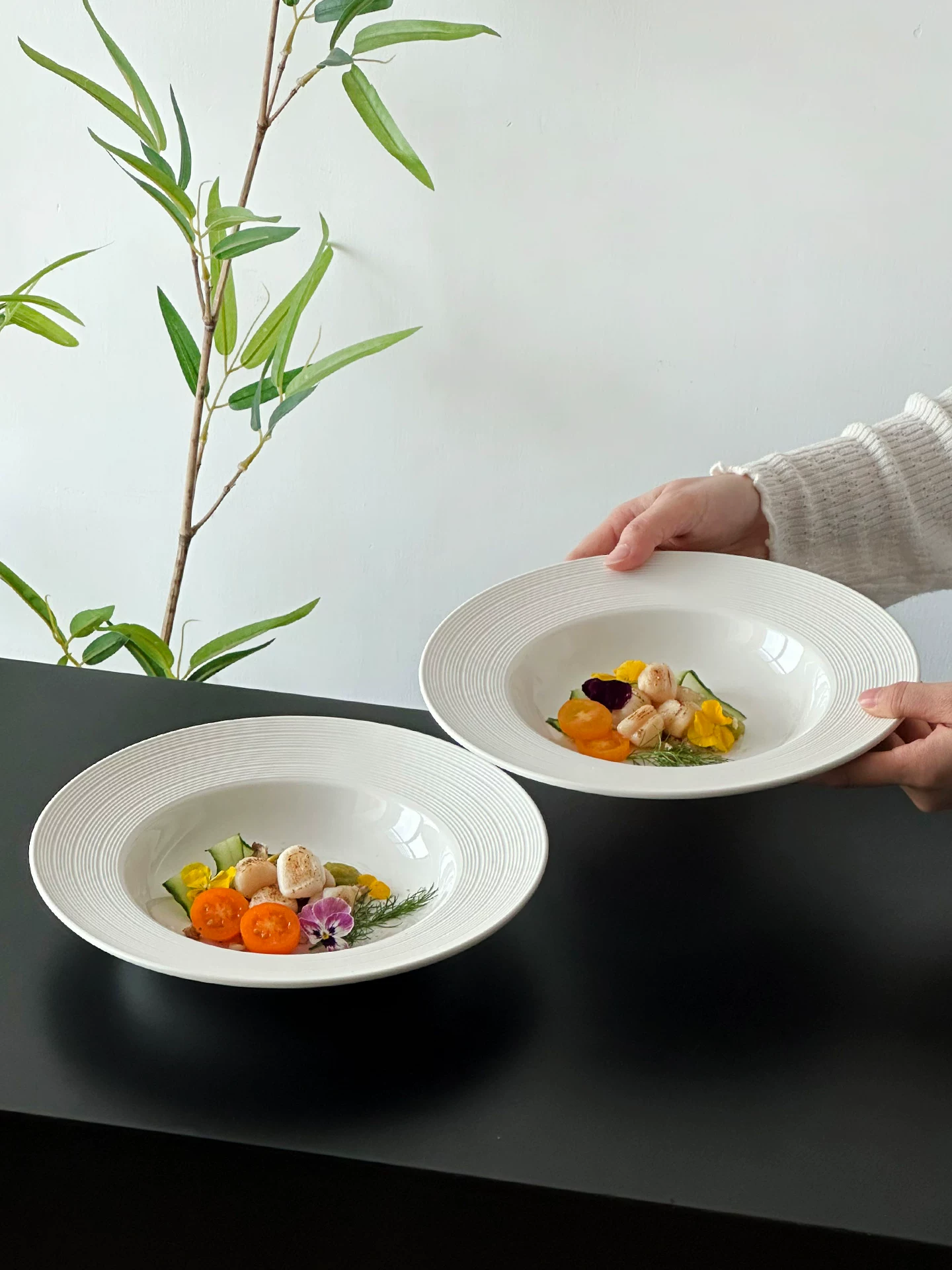 Đĩa sứ thiết kế sáng tạo, đĩa hình mũ rơm đơn giản, đĩa trái cây, đĩa salad cao cấp, đĩa đựng món ăn tinh tế, bộ đồ ăn bày trí.