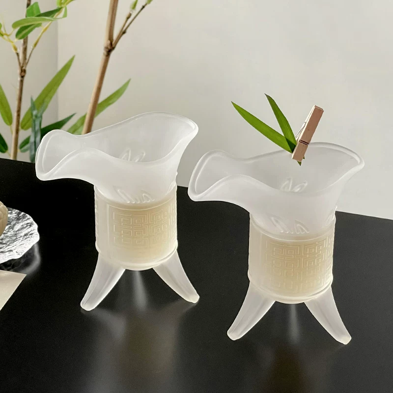 Ly thủy tinh ba chân kiểu dáng hoàng gia thời thượng, sáng tạo và độc đáo dành cho quán trà, đồ uống trà và cà phê đá Americano Latte.