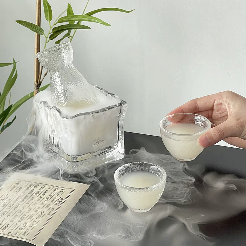 Bộ ấm rượu kiểu Nhật Bản được chạm khắc thủ công, tạo không khí độc đáo, kèm ấm pha trà lạnh và rượu, ly rượu sake, cốc rượu nhỏ, bình đựng rượu trong suốt và dụng cụ rượu.