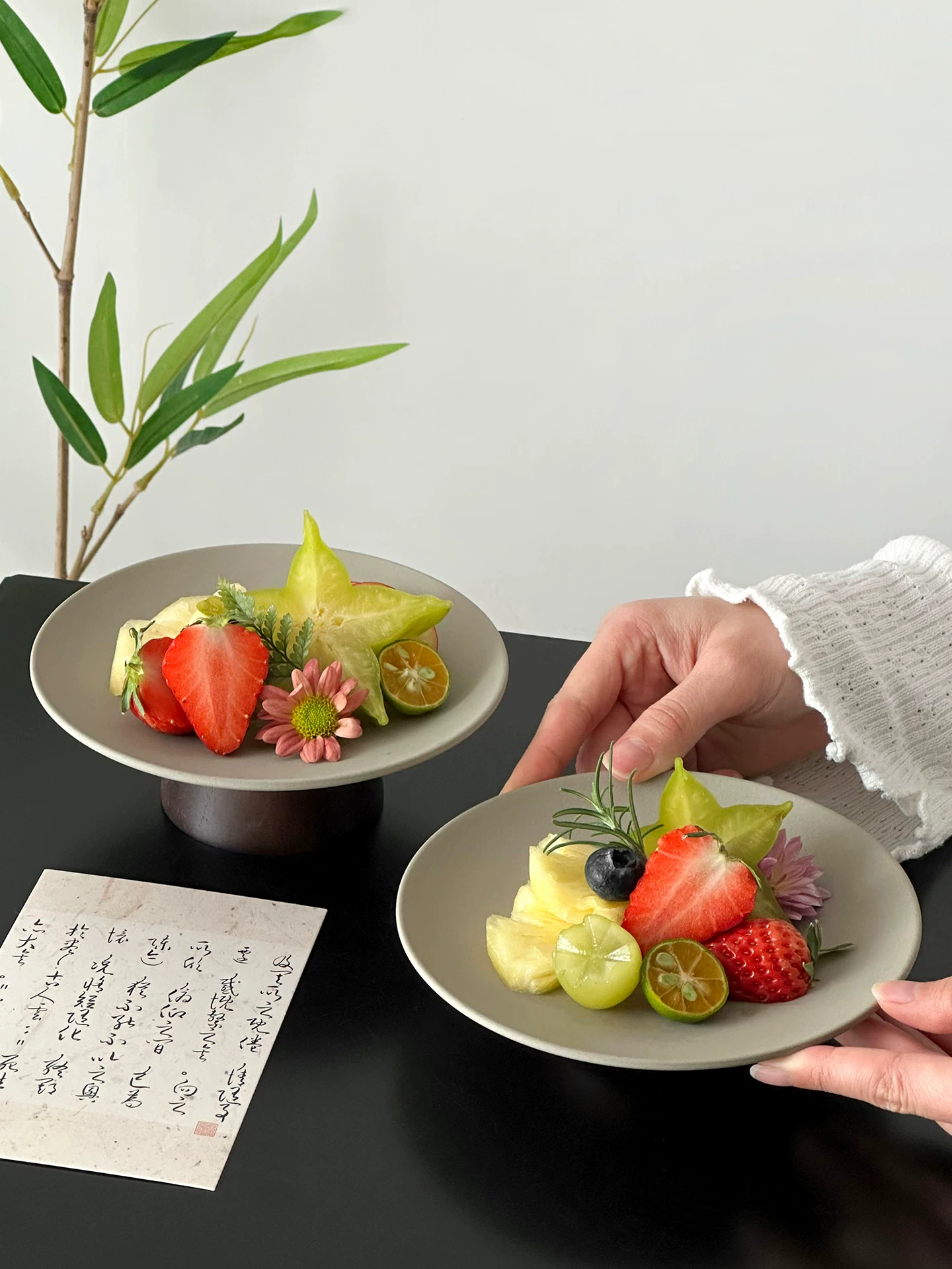Đĩa tráng miệng kiểu cổ điển, đĩa đựng trà bánh chân cao, đĩa tráng miệng chân cao tinh tế, đĩa trái cây đẹp mắt, đĩa gốm sứ cao cấp mộc mạc.