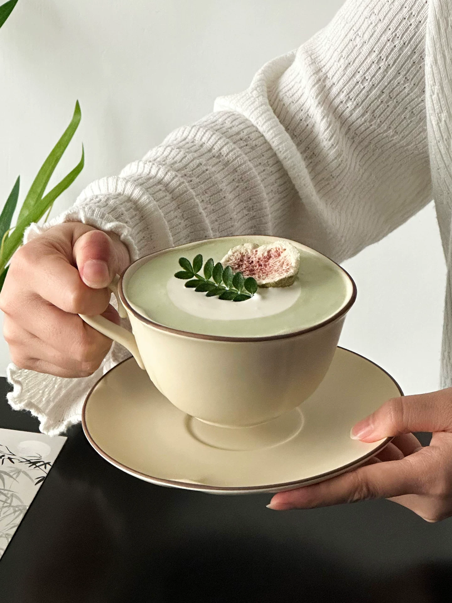 Bộ cốc cà phê cổ điển và thời trang với cốc và đĩa sứ, cốc latte thiết kế độc đáo, cốc nghệ thuật latte, cốc nước.