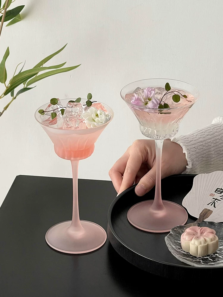 Cốc thủy tinh khắc hoa văn cổ điển, ly màu hồng mờ, cốc cocktail tạo không khí, cốc trà đặc biệt, cốc rượu hơi say nhẹ.