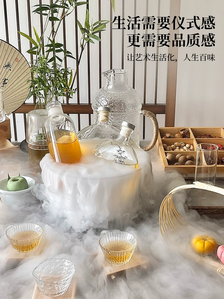 Bộ dụng cụ pha trà với ấm pha trà lạnh, bình thủy tinh, chai rượu trái cây và bộ phụ kiện trà đầy đủ.