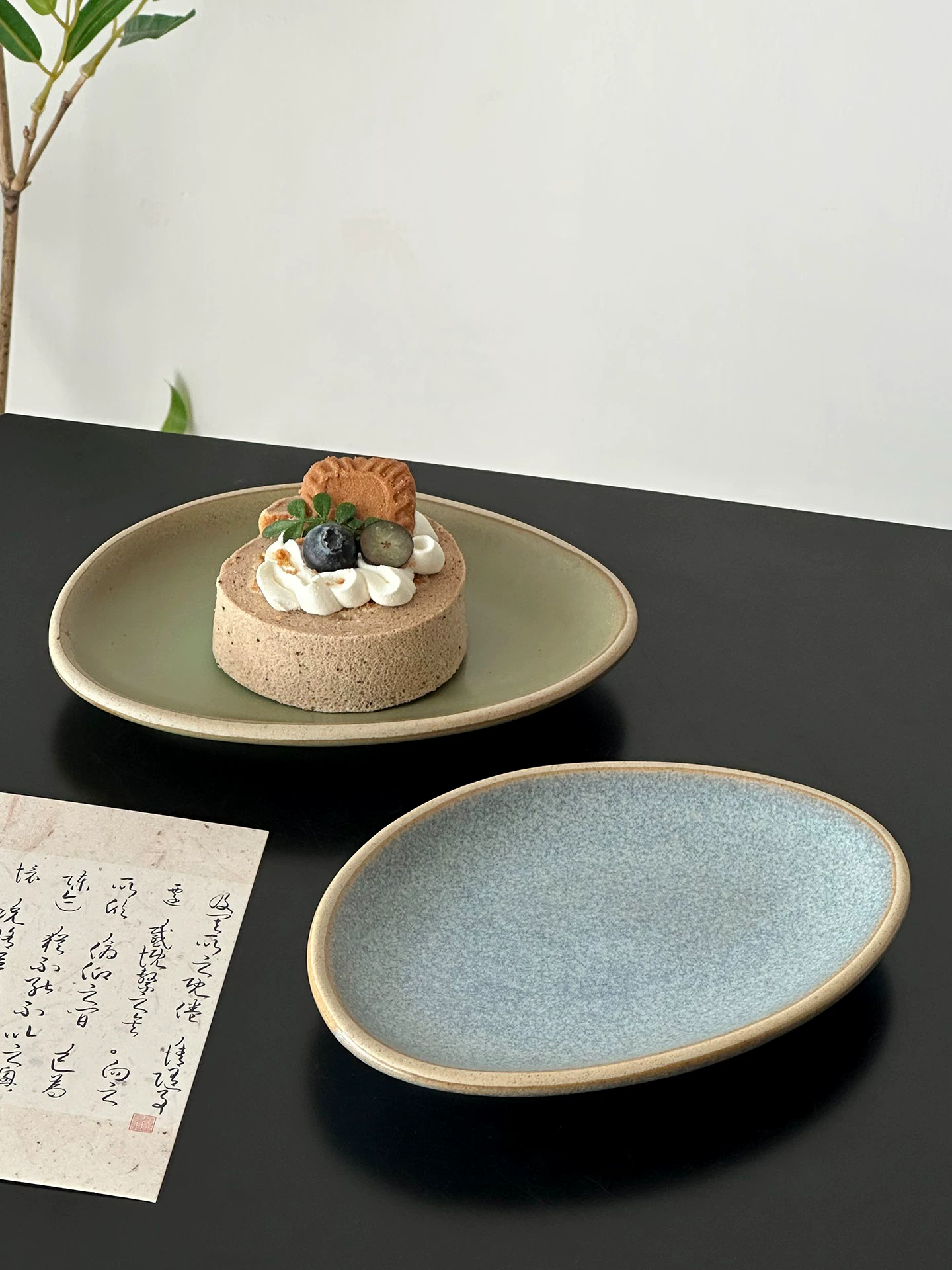 Đĩa gốm sứ cao cấp phong cách retro, đĩa tráng miệng trà chiều tinh tế, đĩa ăn nhẹ, đĩa trái cây sang trọng nhẹ nhàng, đĩa bánh ngọt.