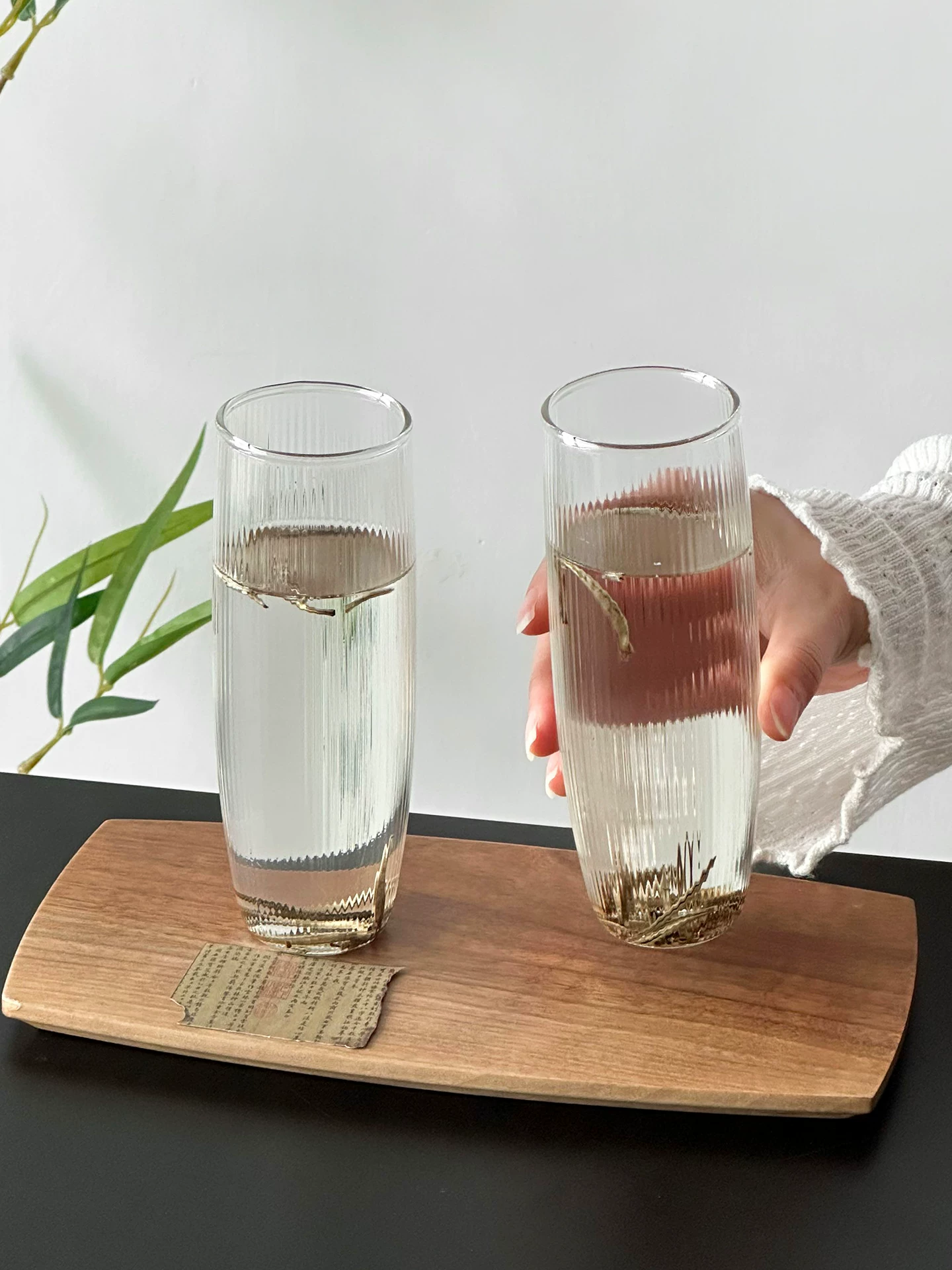 Cốc thủy tinh chịu nhiệt borosilicate cao cấp có sọc dọc, cốc trà xanh nhẹ nhàng với thiết kế thời trang, cốc trà hoa chịu nhiệt, cốc uống nước.