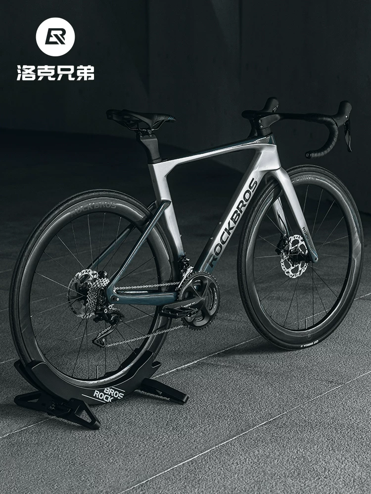 Giá đỡ trưng bày xe đạp leo núi Rock Brothers với đế có thể điều chỉnh và chân đỡ cố định để sử dụng tại nhà